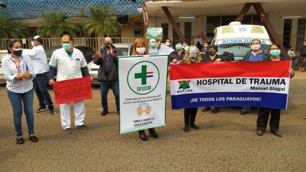 Funcionarios del Hospital del Trauma se manifiestan en rechazo de recorte presupuestario - Nacionales - ABC Color