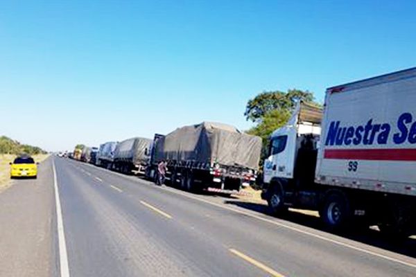 Desbloquean rutas en Clorinda y camiones con mercaderías vuelven a circular - Nacionales - ABC Color