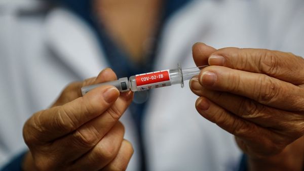China dice que OMS les dio autorización a administrar vacunas experimentales contra el coronavirus