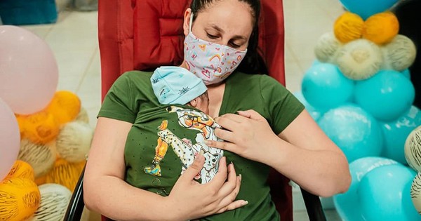 La Nación / “Mamá Canguro” logró que 450 bebés prematuros salgan de terapia
