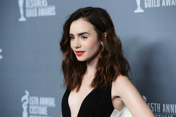 ¡Lily Collins se comprometió!