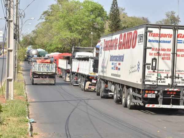 Camioneros paraguayos pueden avanzar tras desbloqueo de rutas en Clorinda