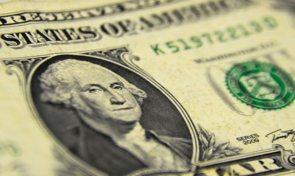 El dólar retrocede levemente y cierra en 6.986 guaraníes