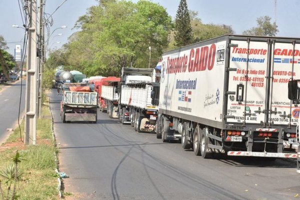 Consulesa paraguaya en Clorinda confirma fin del bloqueo al tránsito de camiones en esa frontera con Argentina - ADN Paraguayo