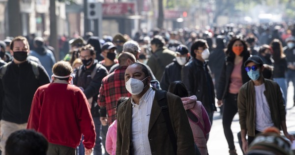 La Nación / A un mes del plebiscito, jornada de protesta terminó con disturbios en Santiago de Chile