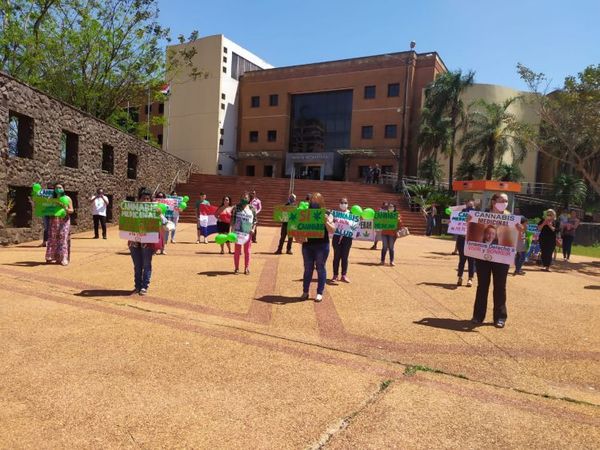 Pacientes de la Consejería Cannabica del Amambay marcharon hasta el palacio de Justicia de Pedro Juan