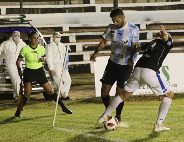 Firman un empate de locos en día histórico para el arbitraje nacional