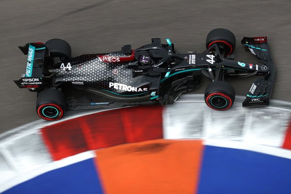 Hamilton, otra vez en 'pole'; Verstappen vuelve a cortar el 1-2 de Mercedes en clasificación