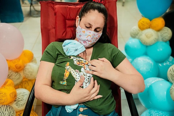 "Mamá Canguro" cumple 9 años prestando servicio en el hospital de CDE » Ñanduti