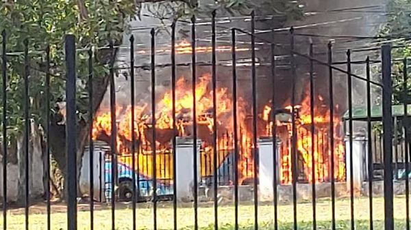 Se incendió un colectivo de la línea 26 frente a Mburuvicha Róga - Nacionales - ABC Color