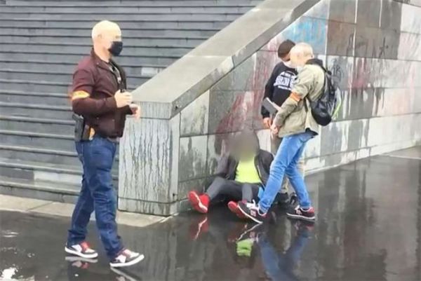 Sospechoso de ataque con cuchillo en París confiesa que actuó contra Charlie Hebdo