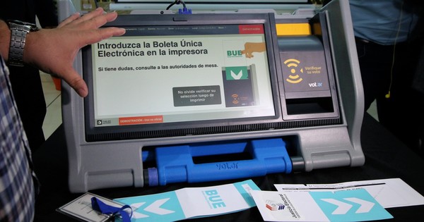 La Nación / TSJE coloca a punto las máquinas de votación para capacitaciones