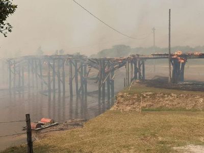 Incendio consume emblemático puente en Arroyos y Esteros