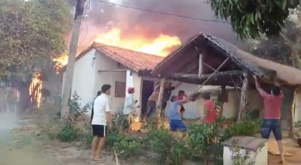 HOY / Lamentable: prenden fuego y obligan a vecinos a echar parte de su casa