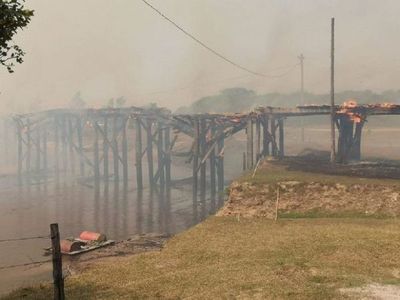 Incendio consume emblemático puente en Arroyos y Esteros