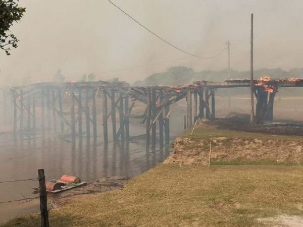 Incendio consume emblemático puente en Arroyos y Esteros