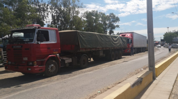 HOY / Levantan bloqueo de rutas para camioneros paraguayos
