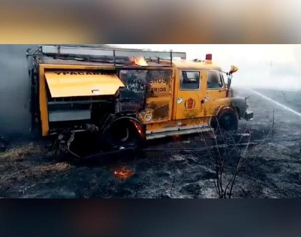 Tristeza total: Camión de bomberos ardió en llamas mientras intentaban sofocar incendios forestales - Megacadena — Últimas Noticias de Paraguay
