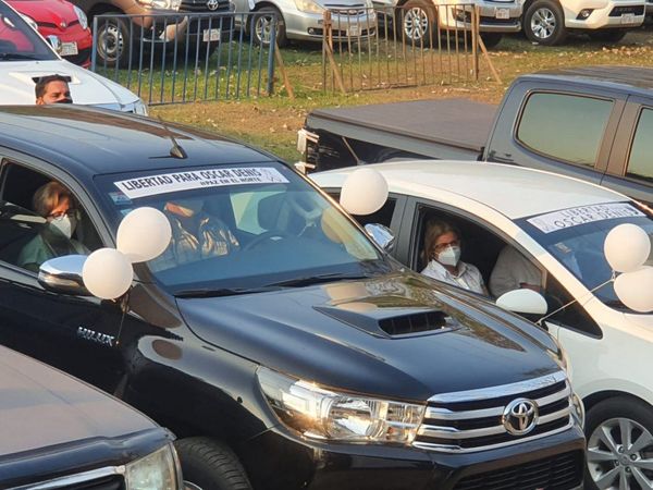 Familias de secuestrados participan en auto misa por la paz