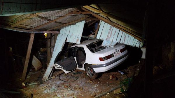 Automóvil se incrusta en una vivienda - ABC en el Este - ABC Color