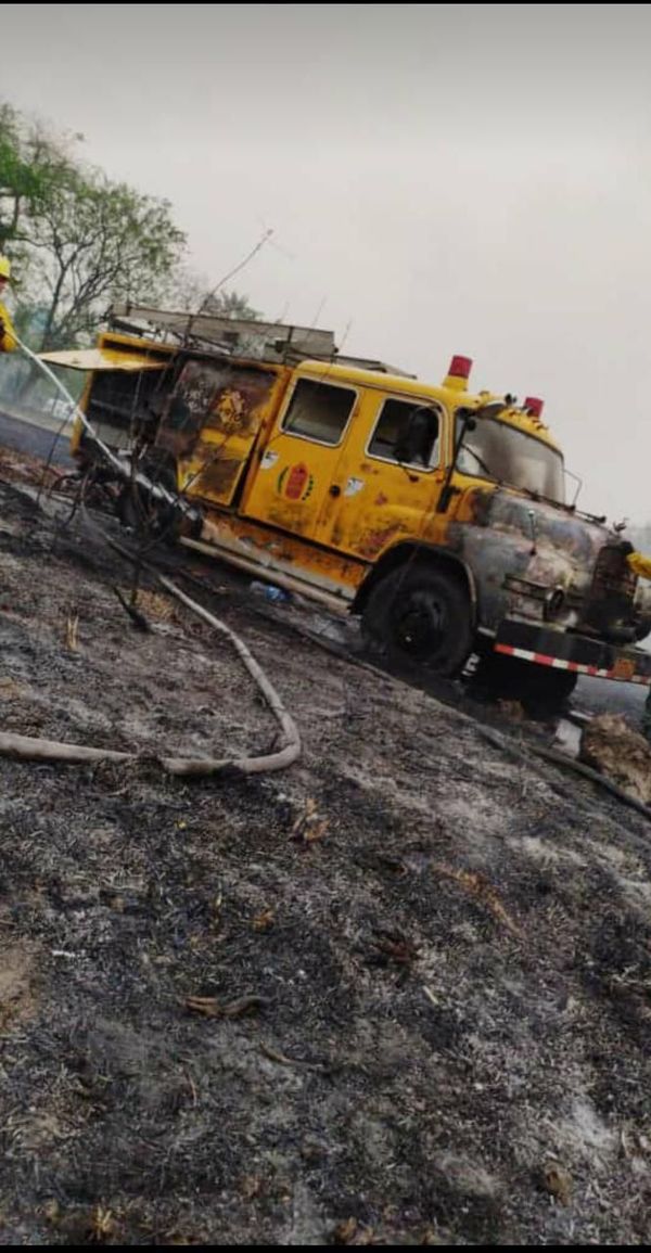 Carro de bombero ardió durante combate de incendio en Ypacaraí - Nacionales - ABC Color