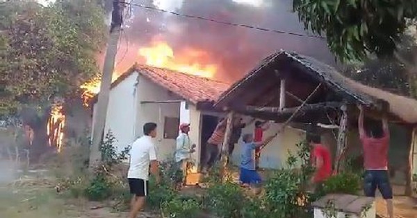 La Nación / Incendio forestal alcanzó a una humilde vivienda y un puente en Arroyos y Esteros