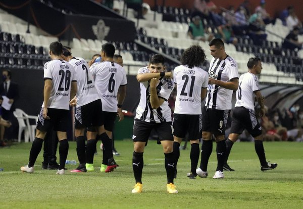 En el debut de Morínigo, Libertad goleó a San Lorenzo