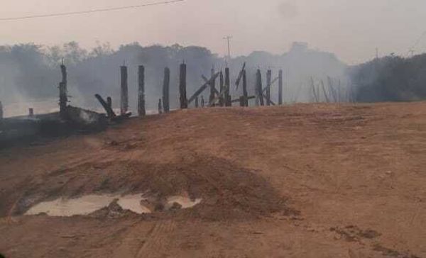 Viejo puente de madera de Arroyos y Esteros se desmorona tras incendiarse  - Nacionales - ABC Color