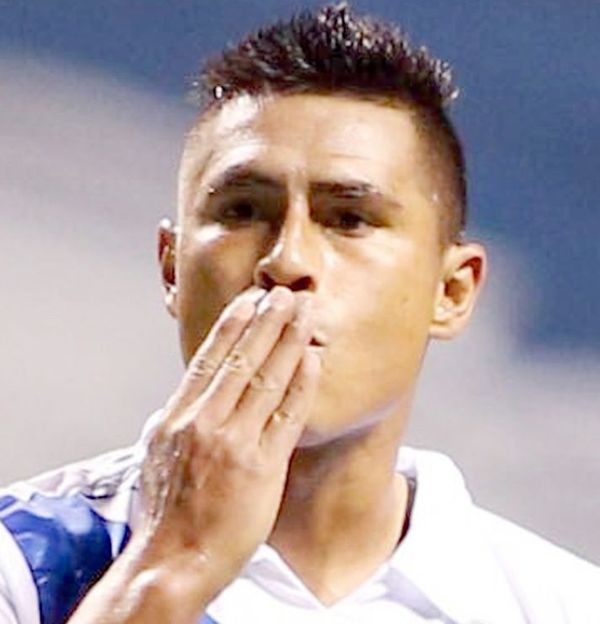Osvaldo Martínez, con 460 juegos en México - Fútbol - ABC Color