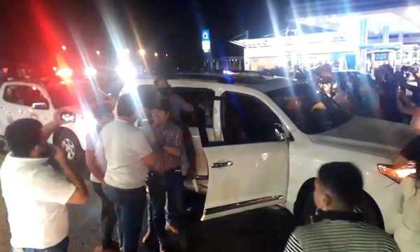 Cuevas festejó su libertad con baile y aglomeración