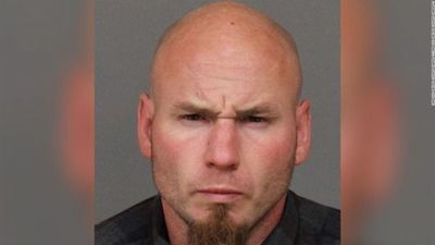 Supremacista blanco muere en tiroteo con agentes de California