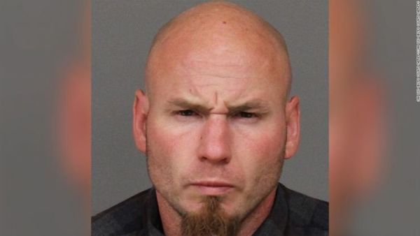 Supremacista blanco muere en tiroteo con agentes de California