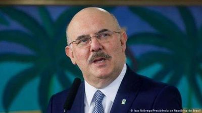 Fiscalía de Brasil pide investigar a ministro por homofobia