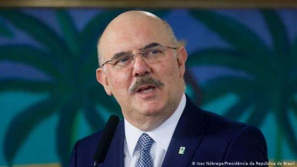 Fiscalía de Brasil pide investigar a ministro por homofobia