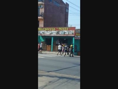 Zorros y jóvenes, a las trompadas en Capiatá