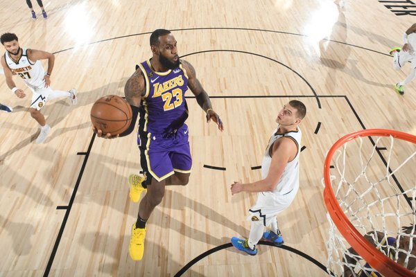 LeBron James remata a Denver y lleva a los Lakers a su primera final desde 2010