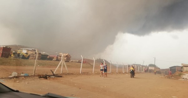 La Nación / Incendio se reaviva en Cateura y pobladores dejan sus casas