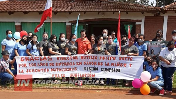 DOCENTE SE JUBILA LUEGO DE FORMAR JOVENES POR 30 AÑOS EN NATALIO