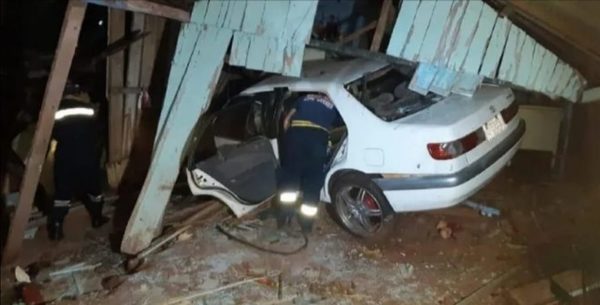 CDE: Policía protagoniza grave accidente tras impactar contra una casa | Noticias Paraguay