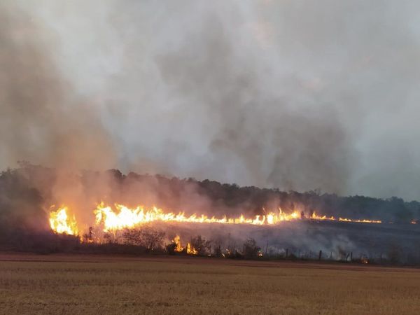 Bomberos luchan contra incendio en una estancia de Santa Rita