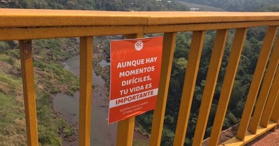 La Nación / Jóvenes colocan mensajes contra el suicidio en puente Costa Cavalcanti