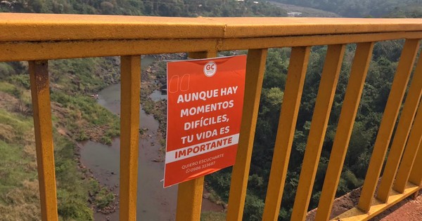 La Nación / Jóvenes colocan mensajes contra el suicidio en puente Costa Cavalcanti