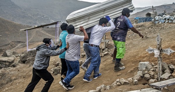 La Nación / Peruanos vuelven a los cementerios para visitar a familiares muertos por COVID-19