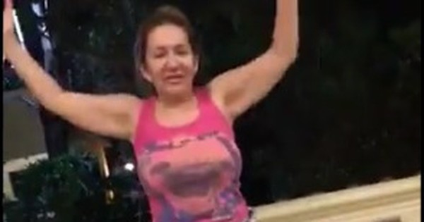 La Nación / Senadora, ¿ebria y con armas? Zulma Gómez publica video “tomando un poco de cerveza”