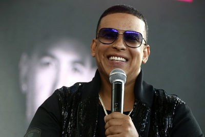 Daddy Yankee pone juego de baloncesto similar a salas de máquinas en su web - MarketData