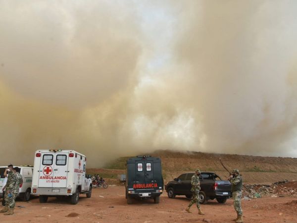 Instan a no salir de las casas por el humo tóxico del incendio en Cateura