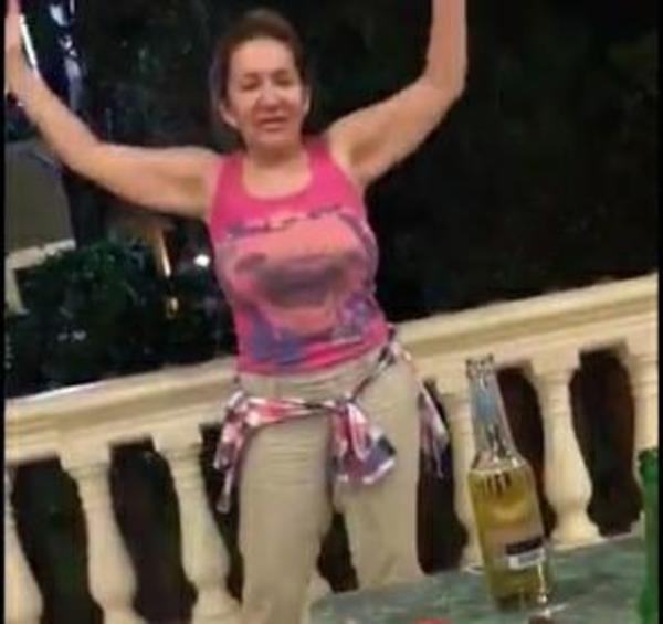 Video. Senadora Zulma Gómez harta del encierro baila música navideña