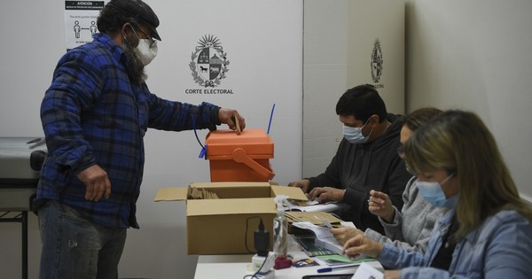 La Nación / Uruguay celebra elecciones con tapabocas, distancia y alcohol en gel