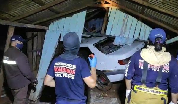 Policía choca contra una casa y deja dos niñas heridas