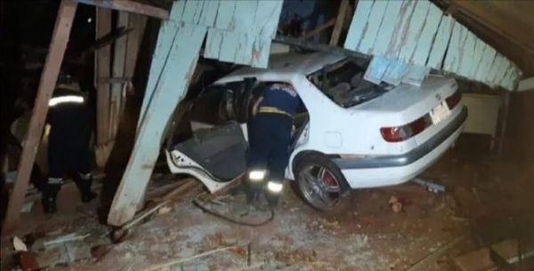 Policía impacta contra vivienda en CDE